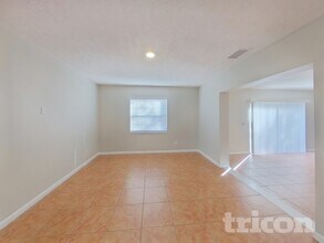 1101 Seffner Valrico Rd in Valrico, FL - Foto de edificio - Building Photo