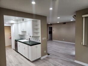 1242 S Barrington Ave, Unit 104 in Los Angeles, CA - Building Photo - Building Photo