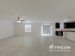 33546 Sky Blossom Cir in Leesburg, FL - Foto de edificio - Building Photo
