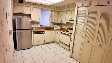 7220 Lake Cir Dr in Margate, FL - Building Photo - Building Photo