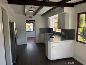 22354 Burbank Blvd in Los Angeles, CA - Building Photo - Building Photo