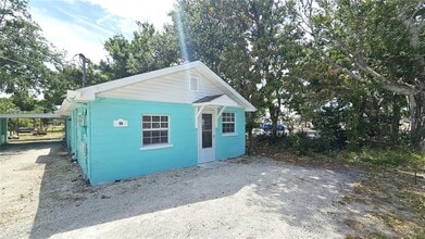 15 N Mango St in Englewood, FL - Building Photo - Building Photo