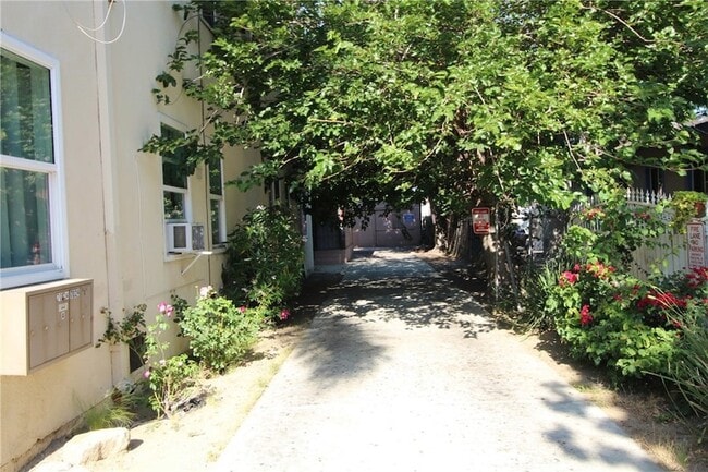 7024 Middleton St, Unit B in Huntington Park, CA - Foto de edificio - Building Photo