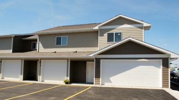 Lake Area Townhomes in Madison, SD - Foto de edificio