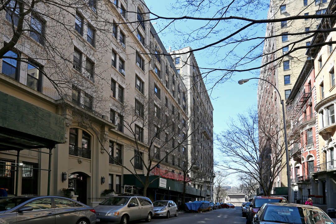 318 W 100th St in New York, NY - Building Photo