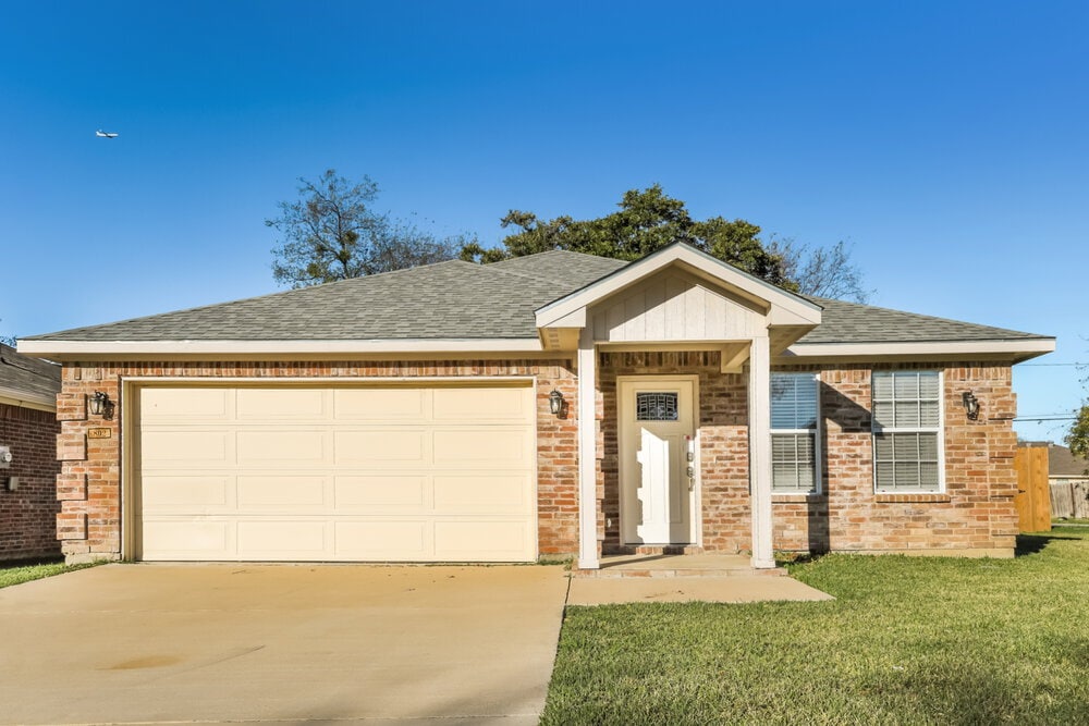 802 Pangburn St in Grand Prairie, TX - Building Photo