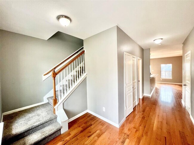 8323 Greys Ln in Houston, TX - Foto de edificio - Building Photo
