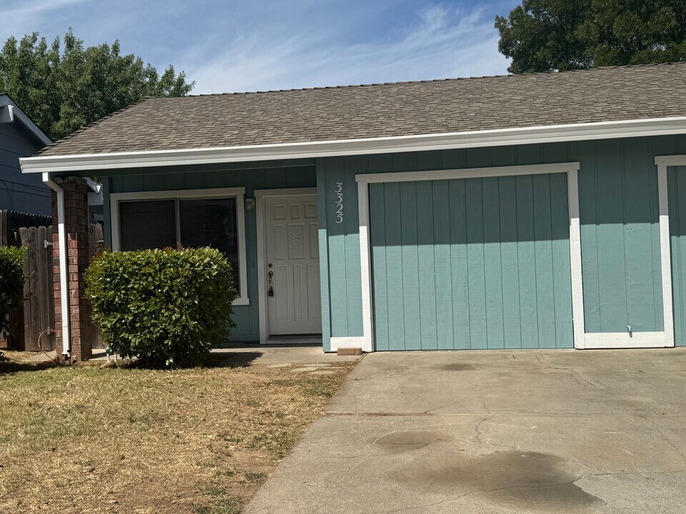 3327 Jayanne Way in Carmichael, CA - Foto de edificio