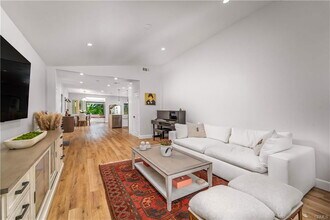 21327 Providencia St in Los Angeles, CA - Building Photo - Building Photo