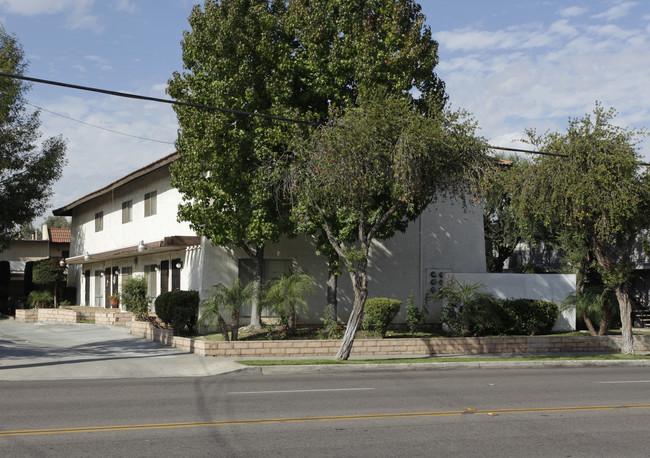 525 S Euclid St in La Habra, CA - Foto de edificio - Building Photo