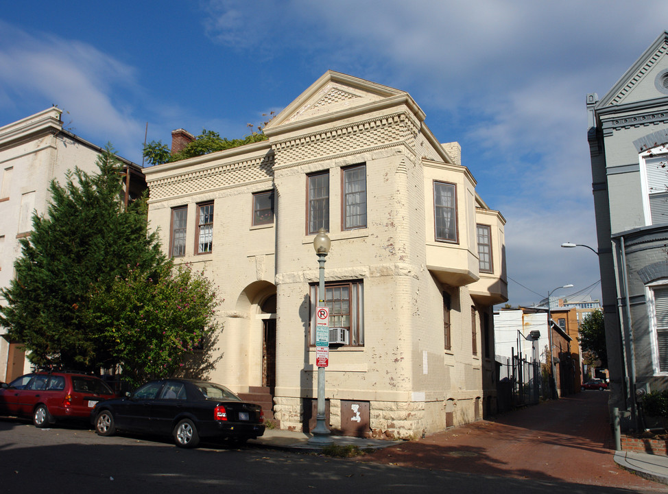 1351 Wallach Pl NW in Washington, DC - Building Photo