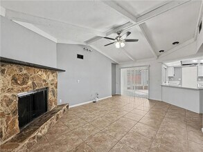 7658 Laurel Valley Rd in Ft. Myers, FL - Foto de edificio - Building Photo