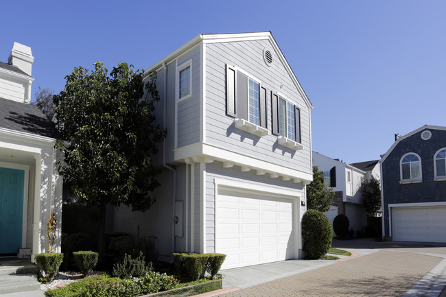 308 Canoe Pond in Costa Mesa, CA - Foto de edificio - Building Photo