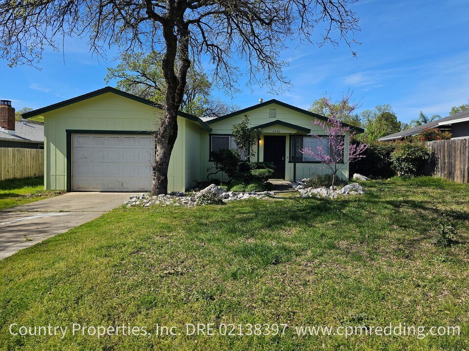 2582 Rainbow Ln in Redding, CA - Building Photo