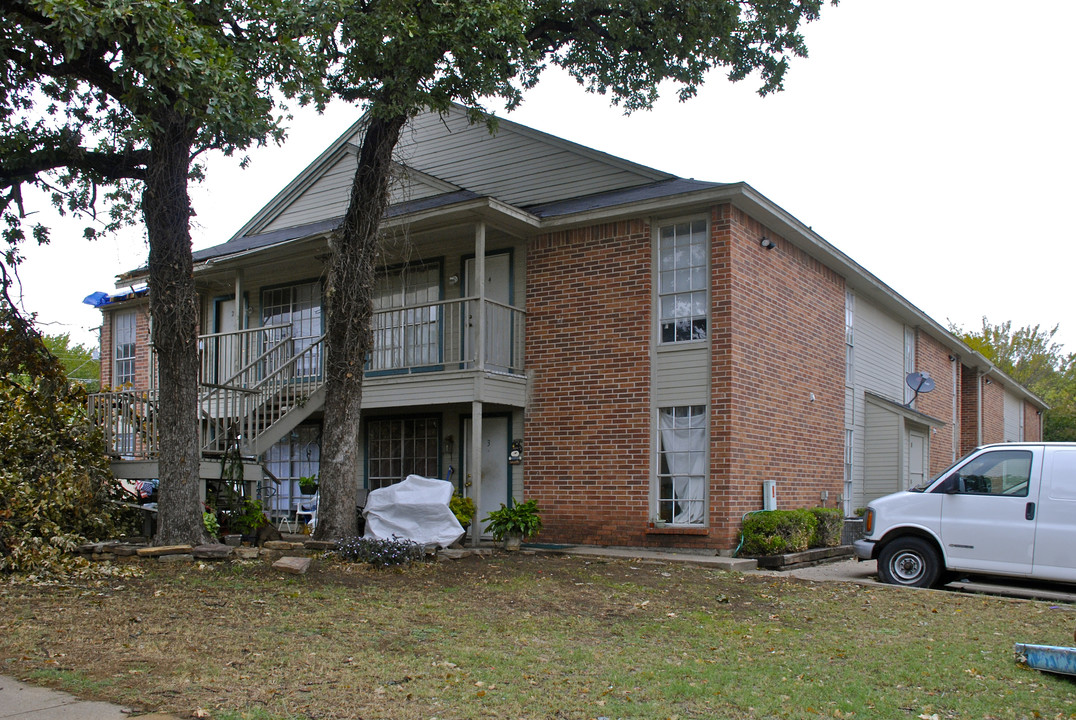 701 Oakwood Ln in Arlington, TX - Building Photo