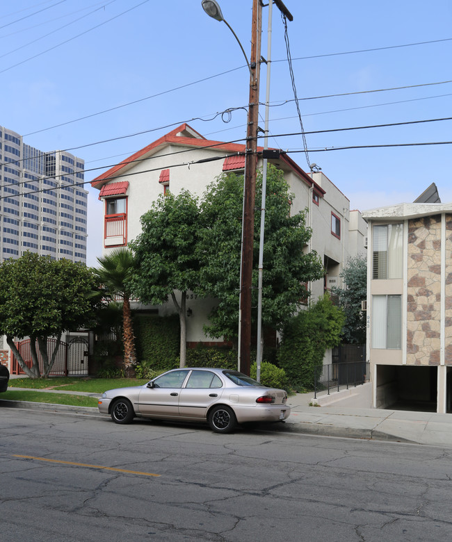 937 N Louise St in Glendale, CA - Foto de edificio - Building Photo