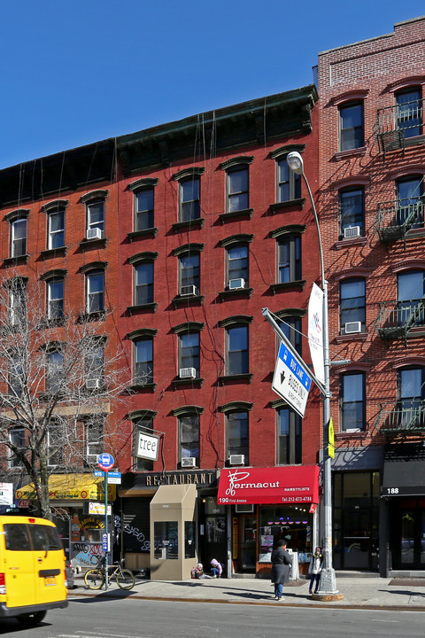 190 1st Ave in New York, NY - Foto de edificio