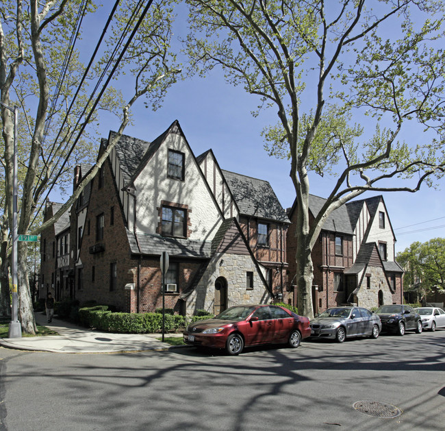 Fairfield Tudor at Auburndale in Flushing, NY - Foto de edificio - Building Photo