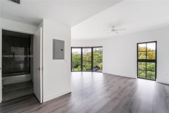 1165 NW 8th Ave in Miami, FL - Foto de edificio - Building Photo