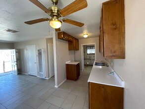 15873 N St in Mojave, CA - Foto de edificio - Building Photo