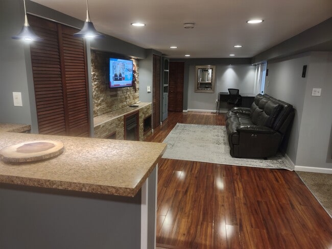 13-13 Floral Ave, Unit 1 in Fair Lawn, NJ - Foto de edificio - Building Photo