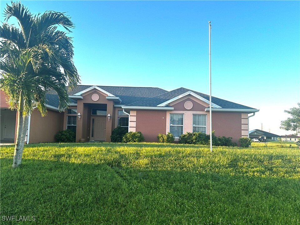 2435 NW 7th Terrace in Cape Coral, FL - Foto de edificio