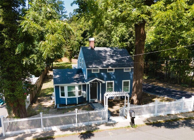 389 Main Rd in East Setauket, NY - Foto de edificio - Building Photo