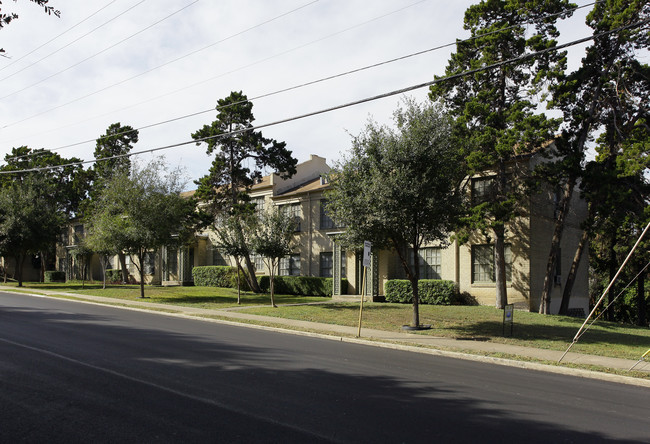 Bel-Aire Apartments in San Antonio, TX - Building Photo - Building Photo