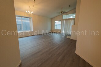 2911 Colville Ave in Bakersfield, CA - Foto de edificio - Building Photo