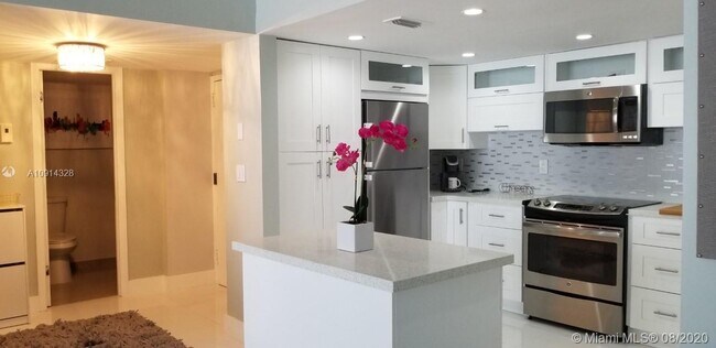 6801 Indian Creek Dr-Unit -803 in Miami Beach, FL - Building Photo - Building Photo