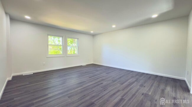 412 Ryders Ln in East Brunswick, NJ - Building Photo - Building Photo