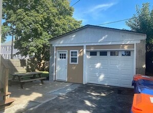 10 Baylies St, Unit 1st floor 3 bedroom in New Bedford, MA - Building Photo - Building Photo
