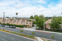 543 W Arrow Hwy in Azusa, CA - Foto de edificio - Building Photo