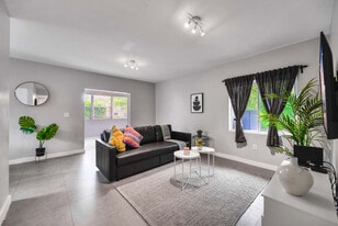 437 NE 69th St in Miami, FL - Building Photo