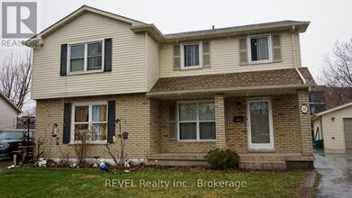 32 Vintage Crescent in St Catharines, ON - Building Photo - Building Photo