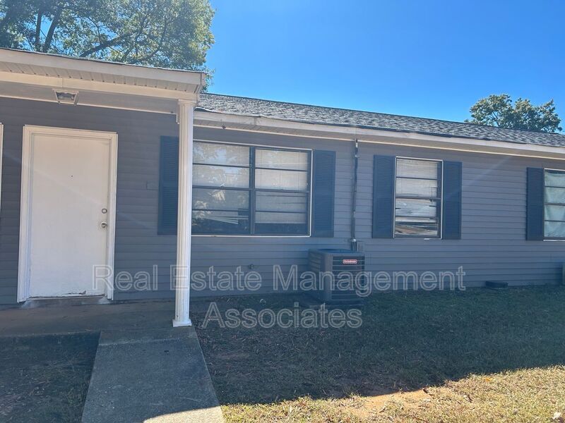 210 E Chappell St in Griffin, GA - Building Photo