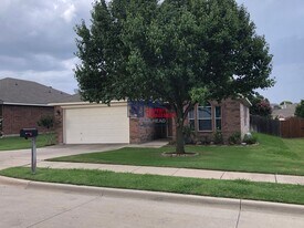 7129 Stewart Ln in Benbrook, TX - Building Photo
