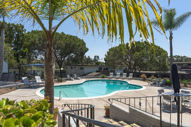 1155 Meadow Lake Dr, Unit 06 in Vista, CA - Building Photo - Building Photo