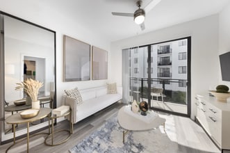 66 NE 6th Ave, Unit B1 in Hialeah, FL - Foto de edificio - Building Photo