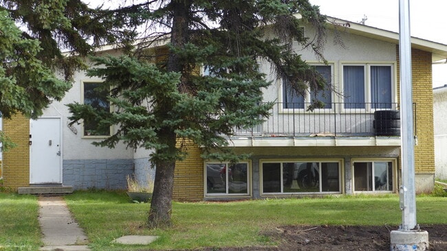 13007 83rd St NW in Edmonton, AB - Building Photo - Building Photo