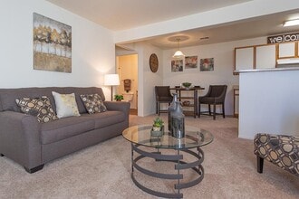 Cottonwood Apartment Homes in Liberal, KS - Foto de edificio - Building Photo