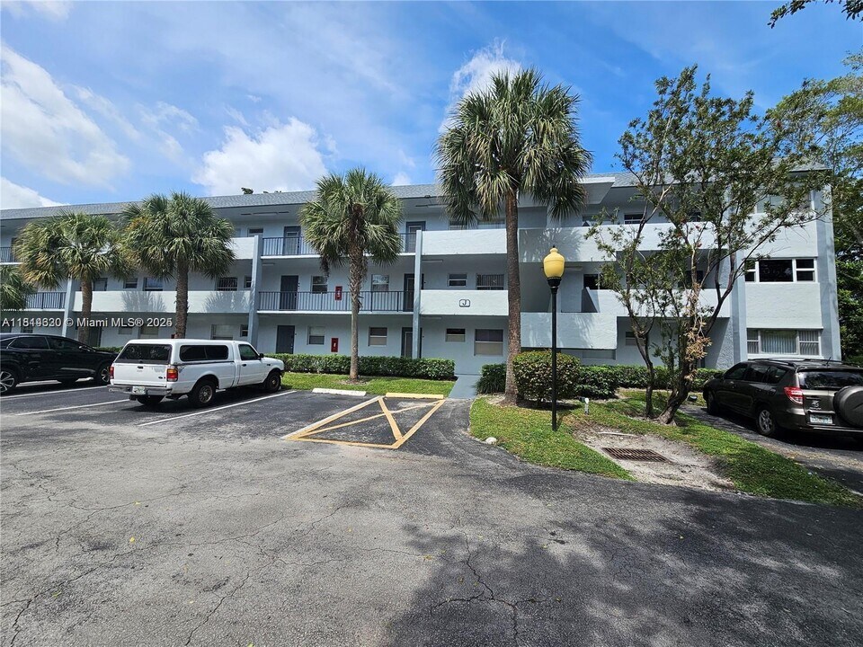 8380 Sands Point Blvd in Tamarac, FL - Building Photo