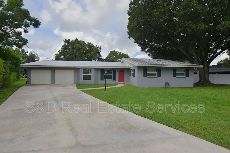 561 Lake Bonny Dr E in Lakeland, FL - Building Photo