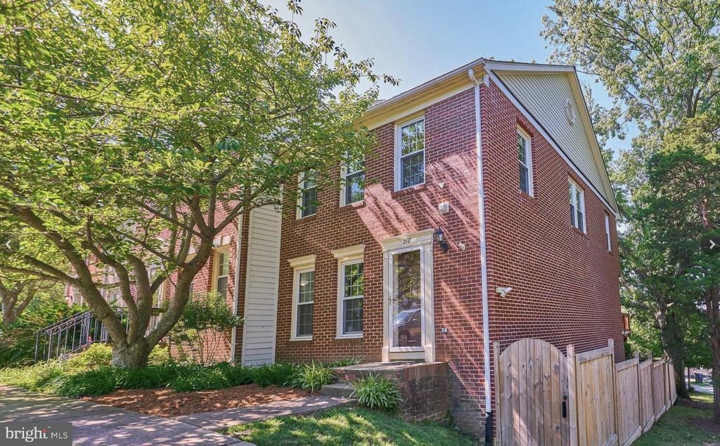 218 Ellsworth St in Alexandria, VA - Foto de edificio