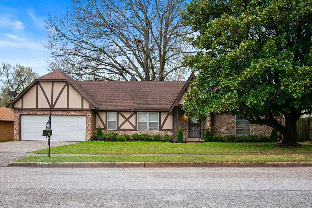 2031 Cranberry Dr in Memphis, TN - Foto de edificio