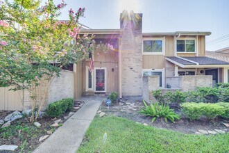 2391 Crescent Park Dr in Houston, TX - Building Photo - Building Photo