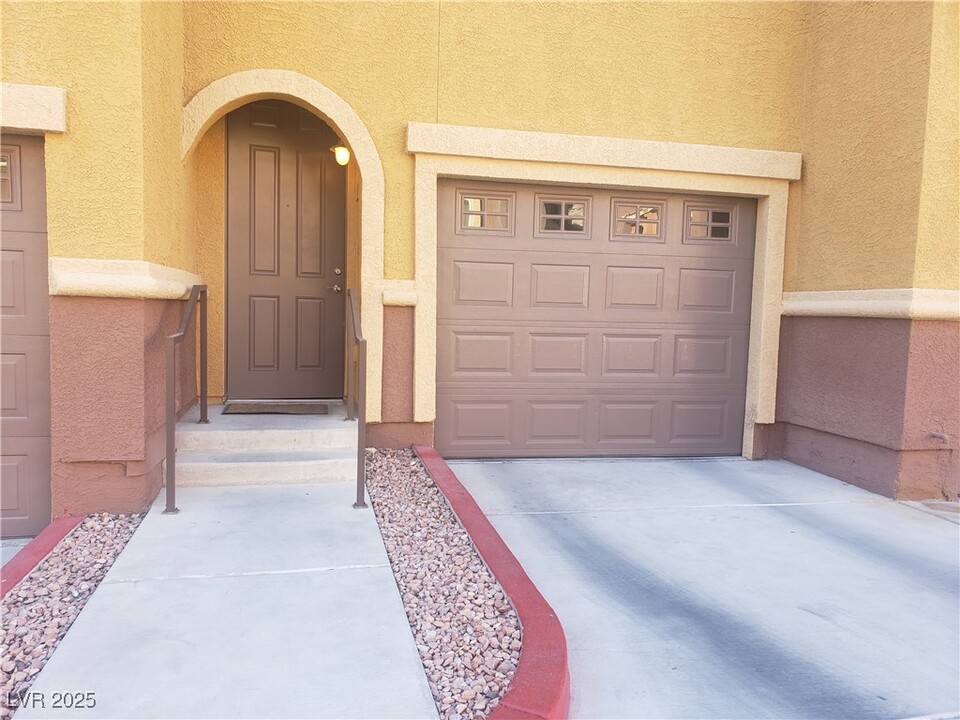 3975 N Hualapai Way in Las Vegas, NV - Building Photo