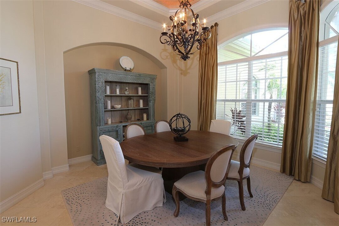 1824 Crayton Rd in Naples, FL - Building Photo
