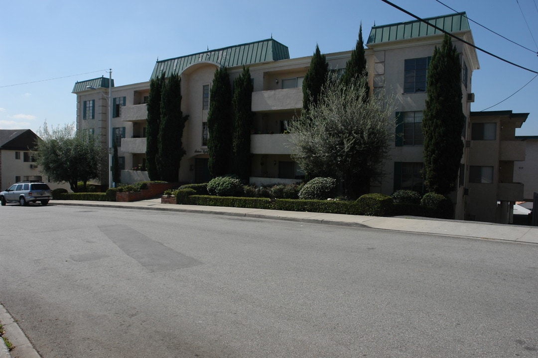 1689 Amberwood Dr in South Pasadena, CA - Foto de edificio