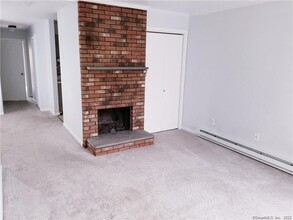 279 Redstone Hill Rd, Unit 37 in Bristol, CT - Building Photo - Building Photo